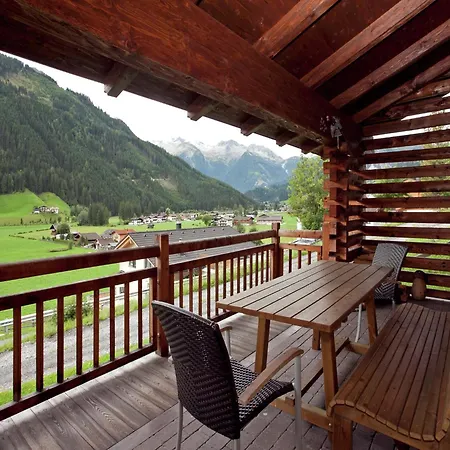 Dom wakacyjny Detached Chalet With Sauna And A Short Walk From The Ski Bus For Connections To The Wildkogel And Zillertal Arena *