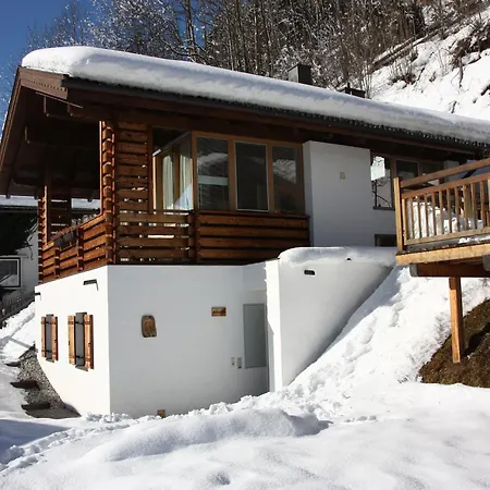 Dom wakacyjny Detached Chalet With Sauna And A Short Walk From The Ski Bus For Connections To The Wildkogel And Zillertal Arena