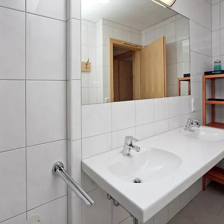 Dom wakacyjny Detached Chalet With Sauna And A Short Walk From The Ski Bus For Connections To The Wildkogel And Zillertal Arena *