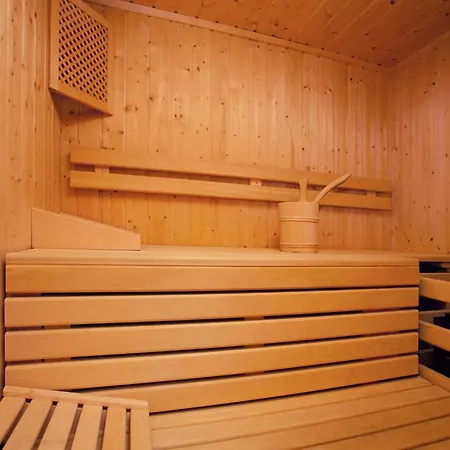 Detached Chalet With Sauna And A Short Walk From The Ski Bus For Connections To The Wildkogel And Zillertal Arena *